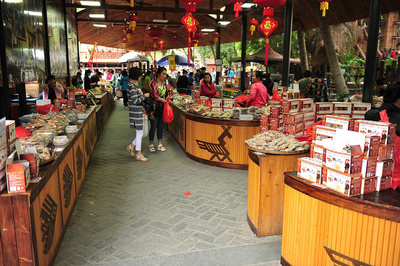 繼續(xù)前往椰田古寨,是一個(gè)景觀、管理、游覽、情景互動(dòng)各方面感覺(jué)都比較好的人造人文景觀旅游區(qū)